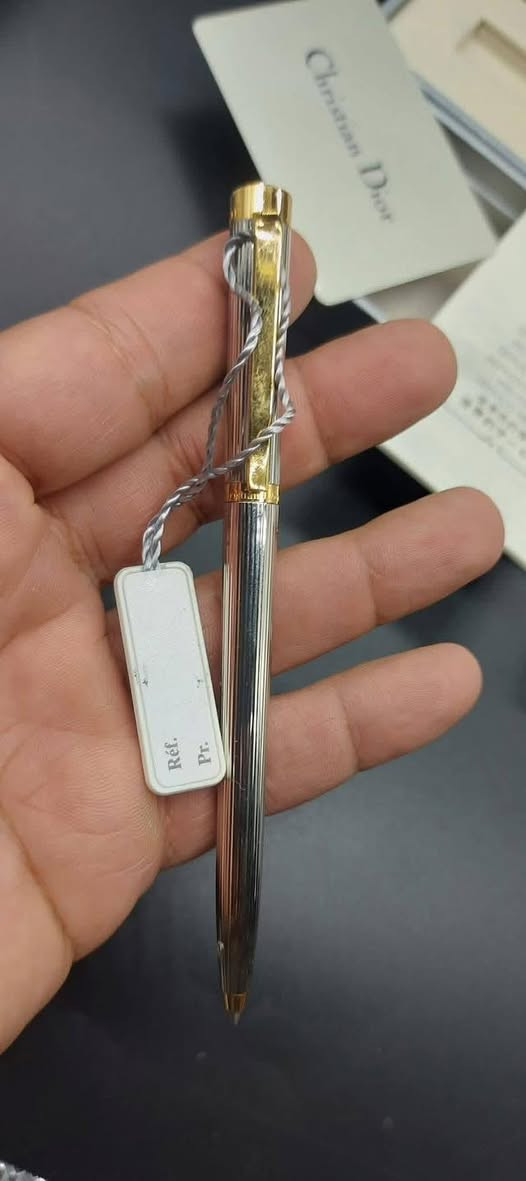 ✨ قلم Dior الكلاسيكي ✨
تحفة تجمع بين الأناقة الفرنسية والفخامة الخالدة ♥️

تصميم معدني بخطوط دقيقة ولمسات ذهبية راقية تحمل توقيع Dior المميز⭐

كامل بمشتملاته 

لمن يؤمن أن التفاصيل الصغيرة هي التي تصنع الفرق الكبير.

🖋️ Dior – فخامة تُكتب بها قصتك.


**إذا كنت صاحب هذا الإعلان وتريد حذفه لأي سبب، رجاءا أرسل رسالة إلى الدعم الفني**