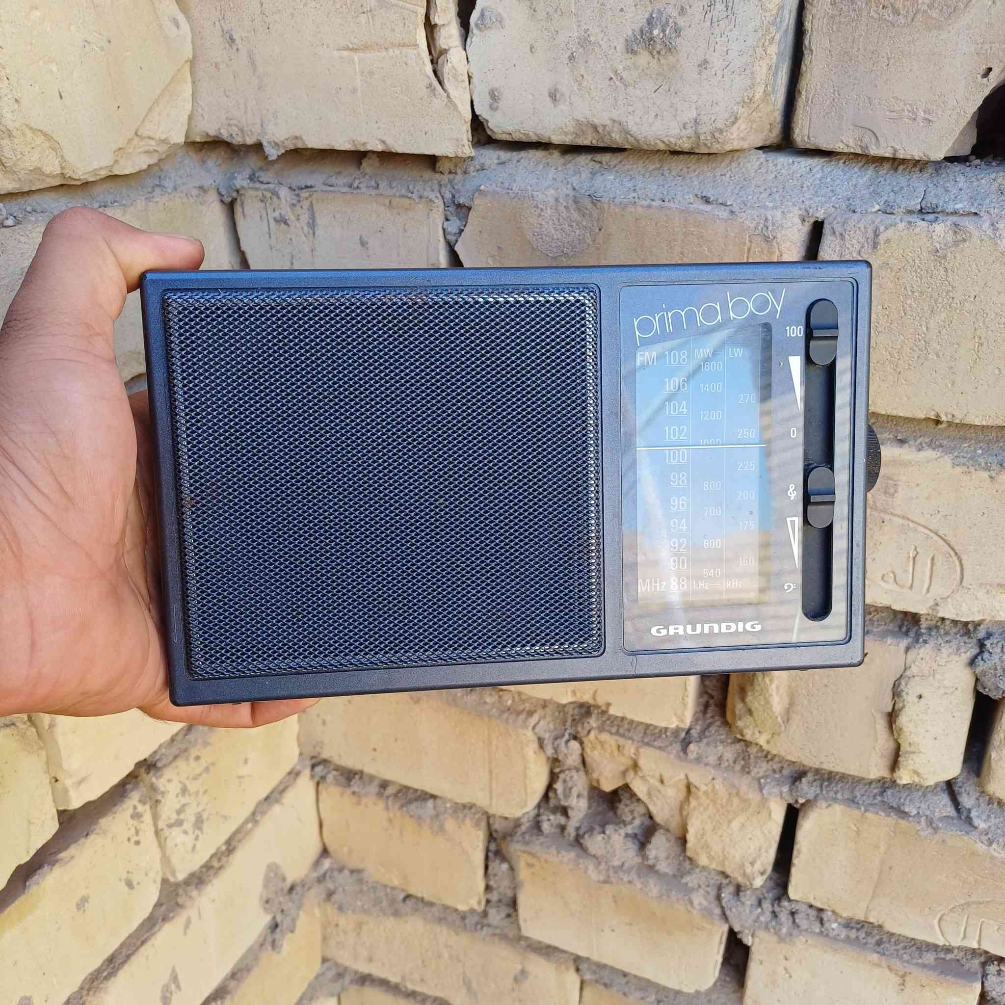 هذا الراديو هو جهاز Grundig Prima Boy 65K، وهو نموذج محمول كلاسيكي من ثمانينيات القرن الماضي.     العلامة التجارية: Grundig، وهي شركة ألمانية شهيرة. المميزات: يعمل على نطاقات FM، MW، و SW، ويتميز بتصميم متين ومحمول


**إذا كنت صاحب هذا الإعلان وتريد حذفه لأي سبب، رجاءا أرسل رسالة إلى الدعم الفني**