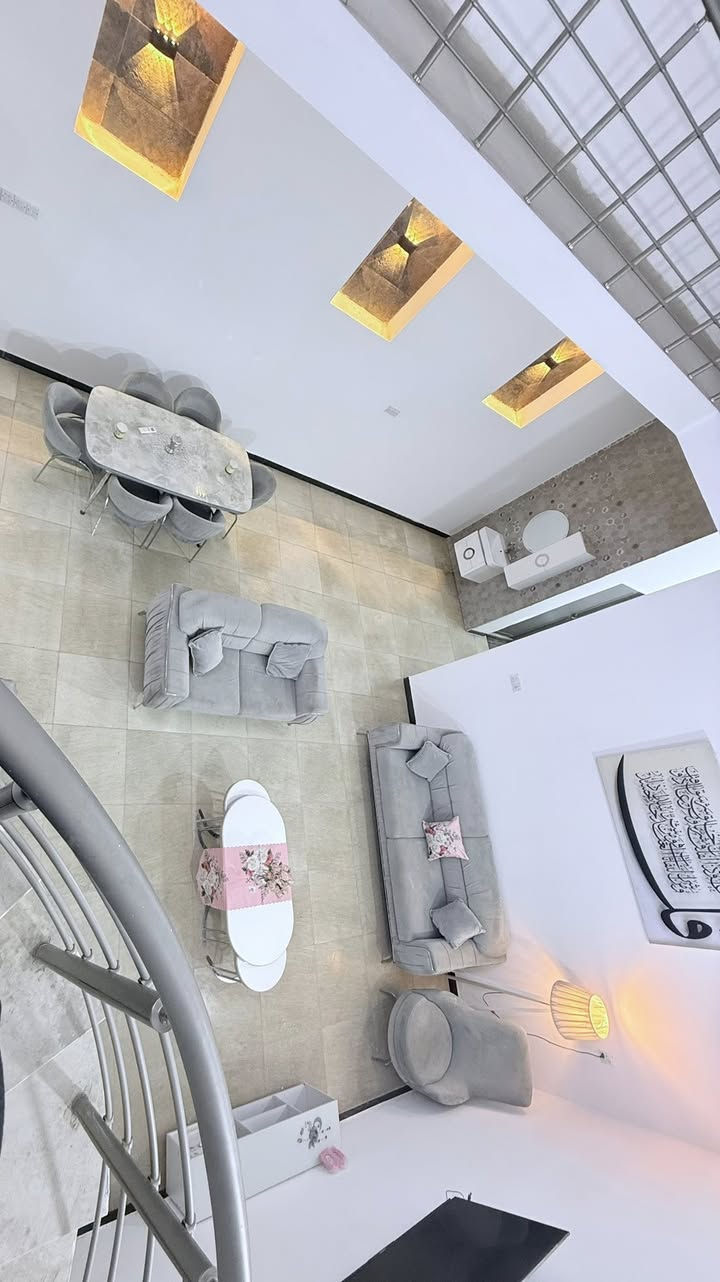 للبيع: بيت في منطقة الموظفين -
المساحة: 175 متر مربع
بناء 2020
مواصفات الطابق الأول:
- استقبال
- مطبخ
- صالة مفتوحة كبيره
- غرفة نوم
- حمام داخلي
- حمام خارجي
-طرمة وحديقة صغيرة 

مواصفات الطابق الثاني:
- غرفتين نوم
- غرفة سويت
للاستفسار واتساب ***********
