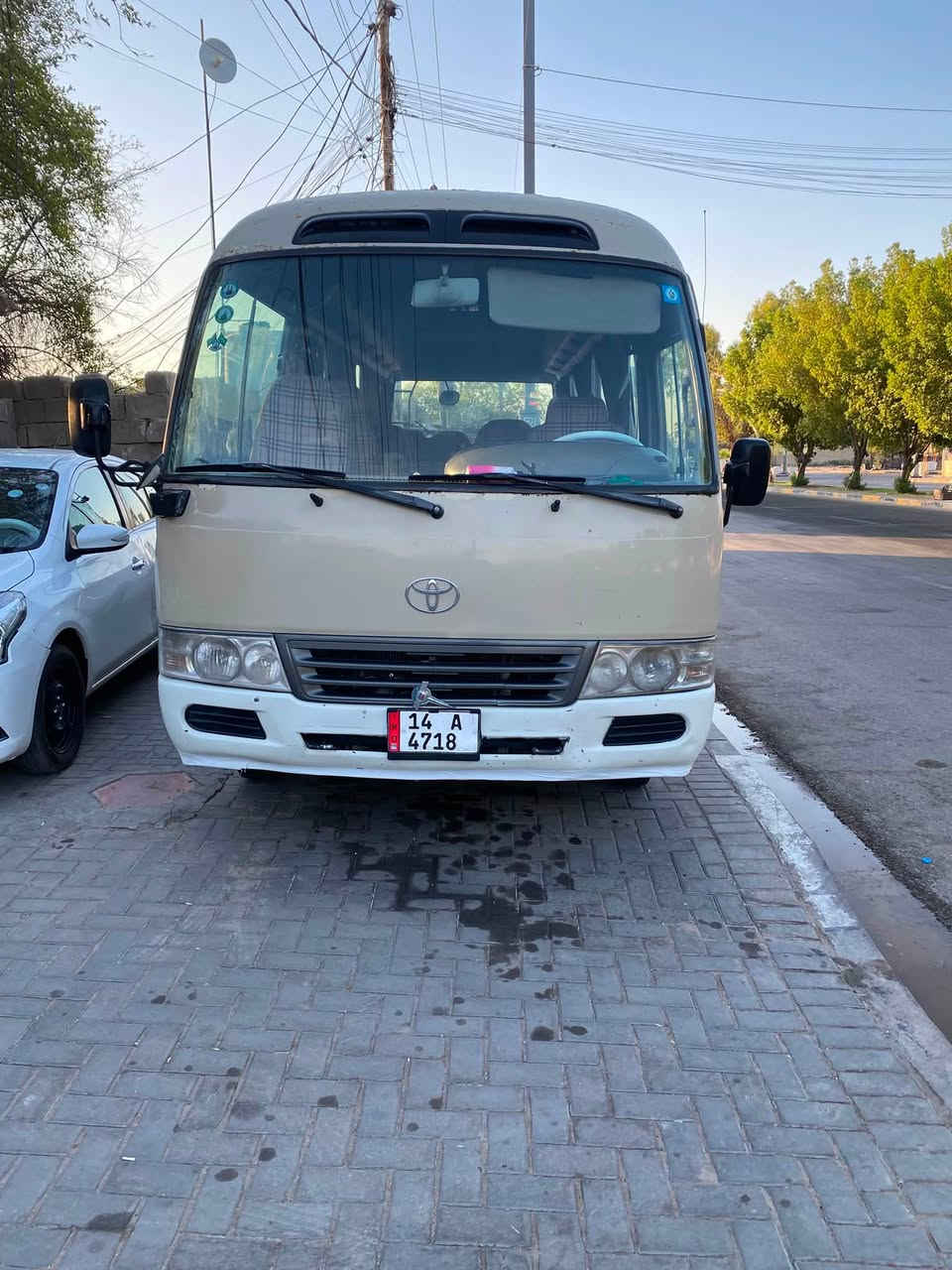 كوستر 2001 سياره صبغ بس البيض جماليه خاكي مكفول من صبغ  سياره كامله مكينه وكير وكسن. وحداديه. وتبريد وتخم تاير ودوشمه. سياره علا حطت بلاد ما معمره وبديها حلو وقمارتها ما معمره سياره  مصفره  وبسمي تحويل ثاني يوم  مكاني بصره معقل. سعر155 وبيها مجال شي قليل  لا تراسل وتكسر بسعرها سياره نضيفه. كبل للشارع  للتواصل رقم *********** 
***********
