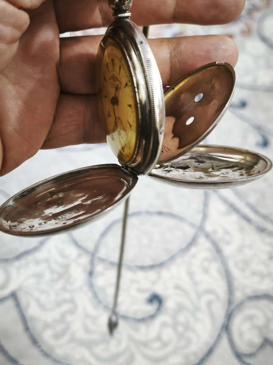 السلام عليكم..
ساعه جيبيه عتيقه نصب تكويك ماركة سيركيزوف صناعه سويسرية من قبل شركة بيلودز شركة زنث حاليا وزعت على الجنود العثمانيين أثناء الحرب العالميه الاولى.
نظافة الساعه تعتبر ممتازه مقارنة بعمرها
القطر ٥١
الساعه مصنوعه من الفضه
الوزن ٩٦ غرام بدون الزنجبيل
السعر ٤٠٠ دولار


**إذا كنت صاحب هذا الإعلان وتريد حذفه لأي سبب، رجاءا أرسل رسالة إلى الدعم الفني**