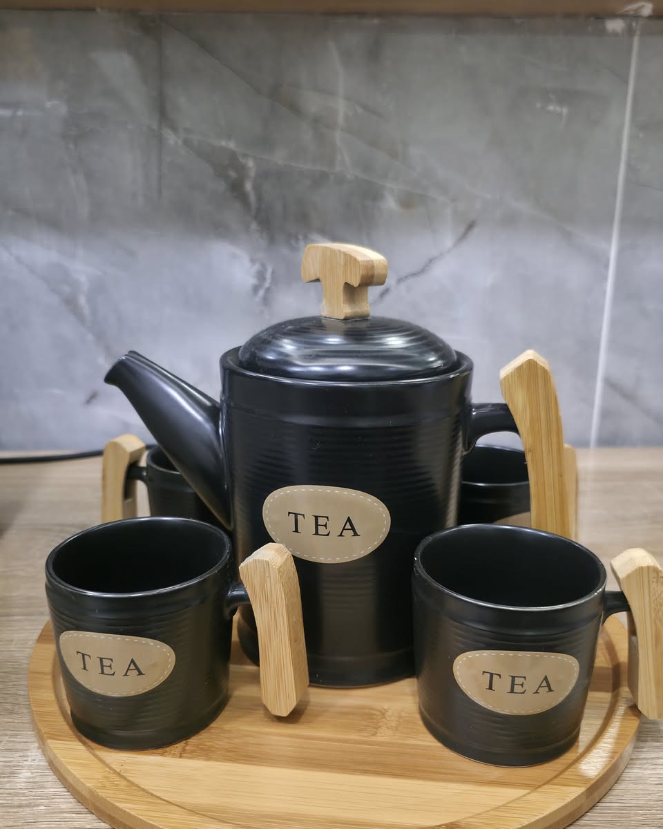 للفخامة عنوان! 👑 طقم قوري مع أربعة أكواب وصينية خشب متوفر الآن في الطابق الثاني، T4 مول. زورونا في المنصورية، دلي عباس، مدخل القضاء. للاستفسار: ***********. ☕️✨ #فخامة #أناقة #منزل #مطبخ
