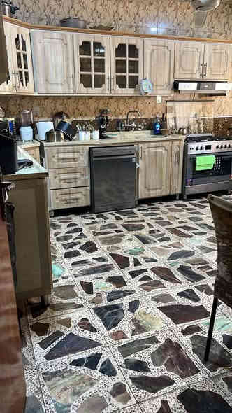 السلام عليكم تعلن شركة الجبوري للعقار والمقاولات العامه عن بيع دار ملك صرف سكني في منطقة الكريعات الكويتي قرب شارع حسينية ابي تراب بناء نضيف كامل الاخدمات 
1 المساحة 192 مترررر
2 الواجه 12 مترررر 
3 النزال 16 متررر 
4 عرض الشارع 10 مترررر 
5 السعر مليونين ونص المتررر الواحد وبي مجال
يحتوي على طابقين وبيتونه وسطحين 
الطابق الأول كراج وصاله ومطبخ وحولي وهول وغرفة نوم وخدمات ومنوررر 
الطابق الثاني 3 غرف نوم وحولي وخدمات وبيتونه وسطح 
عنوان الشركة الكريعات الكويتي شارع حسينية ابي تراب قرب فلكة القرغولي استفسار اتصال على الارقام التاليه 
*********** أبو صكر الجبوري 
***********
