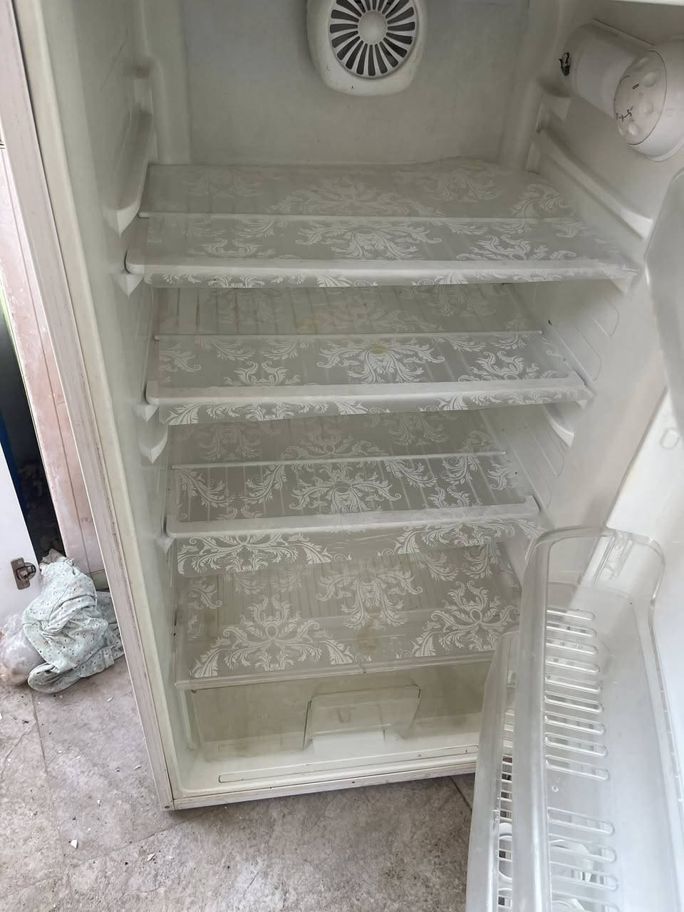 السلام عليكم مجموعة اغراض للبيع
ثلاجه غاز ماطور شركه 

طباخ اربع عيون فرن شغال 
كنتور بابين 

***********
