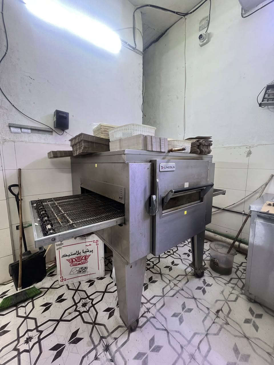 فرن بيتزا من ماركه lincoln سربس دوار توقيت +تحكم درجه الحراره مستعمل نضيف جداا شرط الفحص كامل مكفول من كلشي افحص واخذ مكان كربلاء *********** سعره 105$
