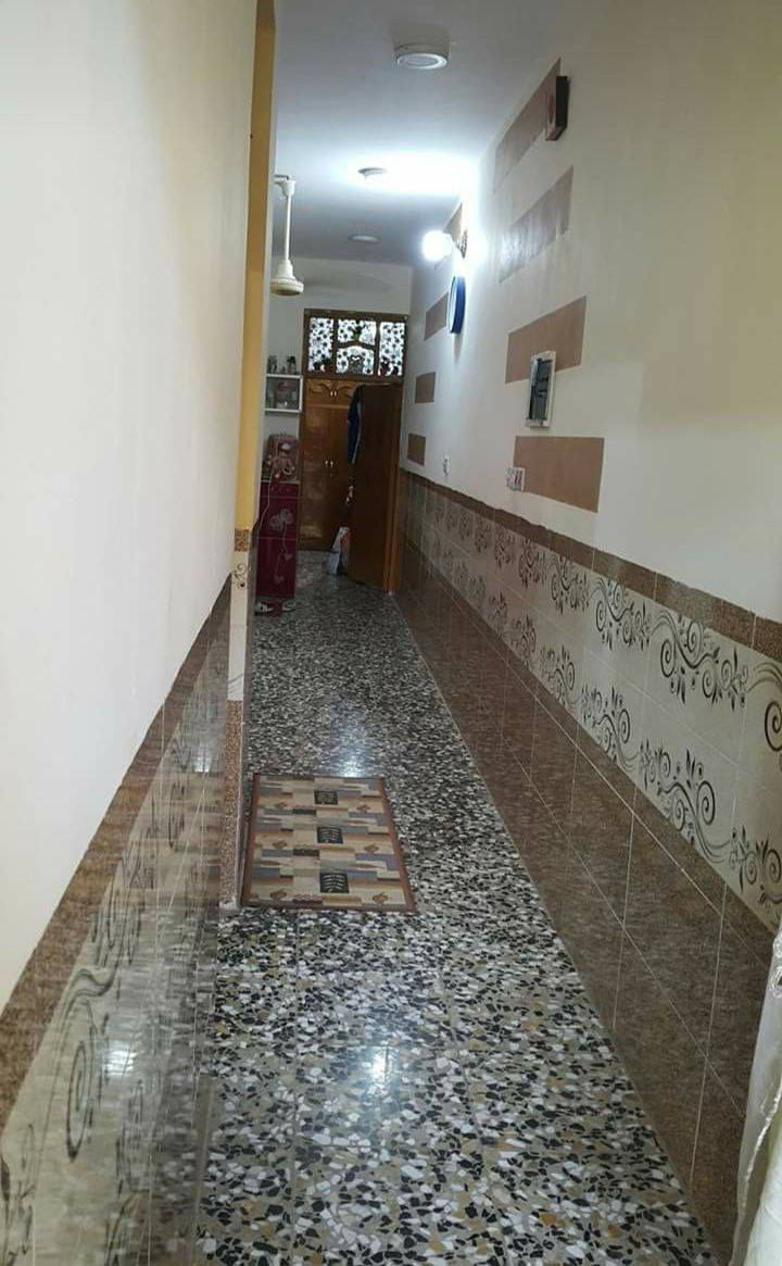 السلام عليكم
ليت للبيع منطقه ضياء الحلفي 
5*20..طابق واحد 
البيت جاهز ونضيف عالي عل شارع 
مدخلين عل استقبال وعل ممر 
وصاله وغرفه اخيره وصحيات داخليه و خارجيه وسطحين وبيتونه شتايگر
واتساب ***********
