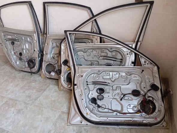 السلام عليكم مجموعة غراض شرط كصه اصلي تفصيخ افانتي النترا 
من 2007 الئ 2011 
يدات داخليه نيكل تخم اربع قطع35
يدات خارجيه نيكل اربع قطع كامله 30 الف
سماعات النترا اصلي القطعه 5 الف
قباغات داخليه مال يده قطعه الفين دينار
طخم بطاين داخليه لون رصاصي جدد تخم 35
كنترول تحكم جامات ابو شفط 25
زوج لايتات افانتي (ملاحضه جامات مو اصليه تجاري) ٦٠ الف
ماطور جام اي جهة قطعه ٥ الف
والي يحتاج مكاين جام اربع ابواب متوفره كل جهة بسعر 
وكذالك جامات متوفره
