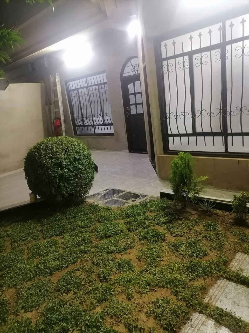 سلام عليكم
بيت للبيع مساحة 190 وصل بلدية موجود
غرفتين +استقبال + هول + مشتملات + مطبغ بارد او مطبغ حار + مناور عدد2 + حديقة او گراج واسع
البيت احلى من الصور بعد
 للتواصل *********** او ***********
