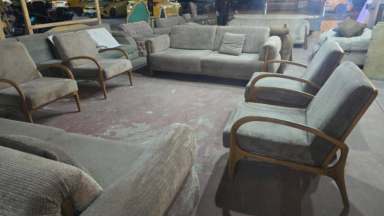 فخامة خشب الزان.. سيت تركي ملكي (10 مقاعد) 🪵✨
السلام عليكم.. متوفر الآن طقم تركي لعشاق المتانة والأصالة، يتميز بإطار كامل من خشب الزان الأصلي الذي يحيط به من كل الجوانب (داير ما داير)، مما يعطيه قوة تدوم لسنوات طويلة.
المواصفات:
✅ عدد المقاعد: 10 مقاعد (2 قنفات ضخمة + 4 كراسي ملكية).
✅ الخشب: هيكل كامل من خشب الزان الطبيعي بتصميم فني راقي.
✅ القماش: قماش مخملي متين وبلون كلاسيكي هادئ.
✅ الحالة: نظافة ممتازة جداً (95%)، سيت ثقيل جداً وبحالة الوكالة.
📍 العنوان: بغداد - الدورة - شارع الكفاءات.
📞 للحجز والاستفسار: ***********
