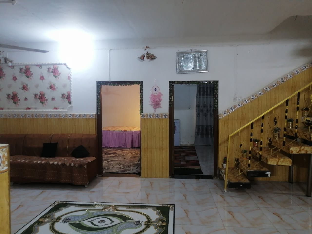 السلام عليكم بيت للبيع 200 متر مقابيل شاࢪع الرئيسي قرب جامع اهل البيت غرفتين نوم صاله 10 امتاࢪ الاستقبال سبعه طول والعرض اربعه مطبخ حراري صغير ومطبخ بارد وحمام داخلي وحمام خارجي وطاࢪمه كراج كلش مساحته كبيره للاستفساࢪ ࢪقم الهاتف ***********
