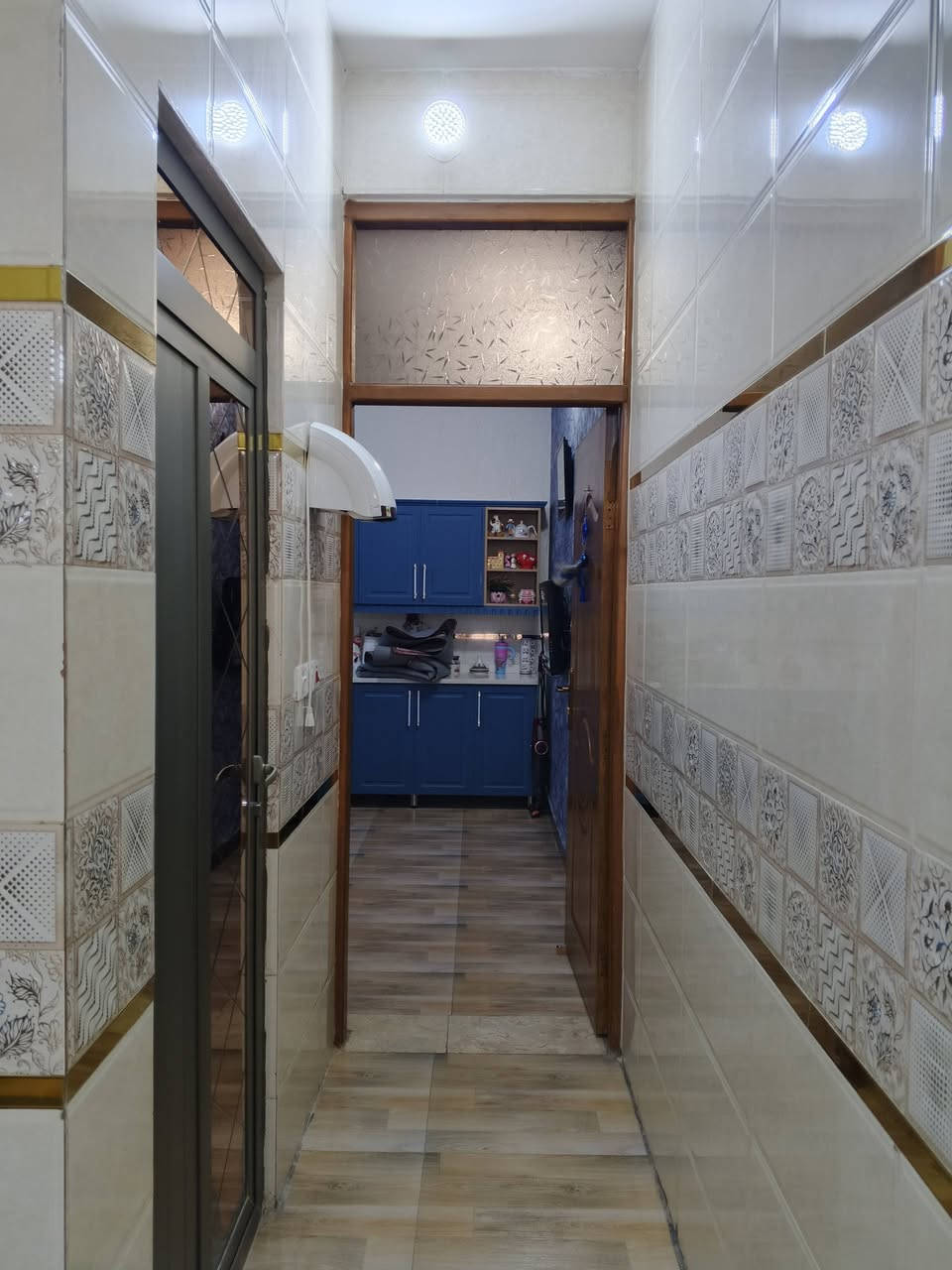 سلام عليكم بيت للبيع بالامين الثانيه قرب شبكه الكهرباء زراعي 100متر 5في20 طابقين وطابق الثالث بيتونه كبيره وكامل خدمات و3غرف نوم وصحيات وشارع صب وبيت نضيف وجديد  رقم الهاتف *********** سعر واتساب
