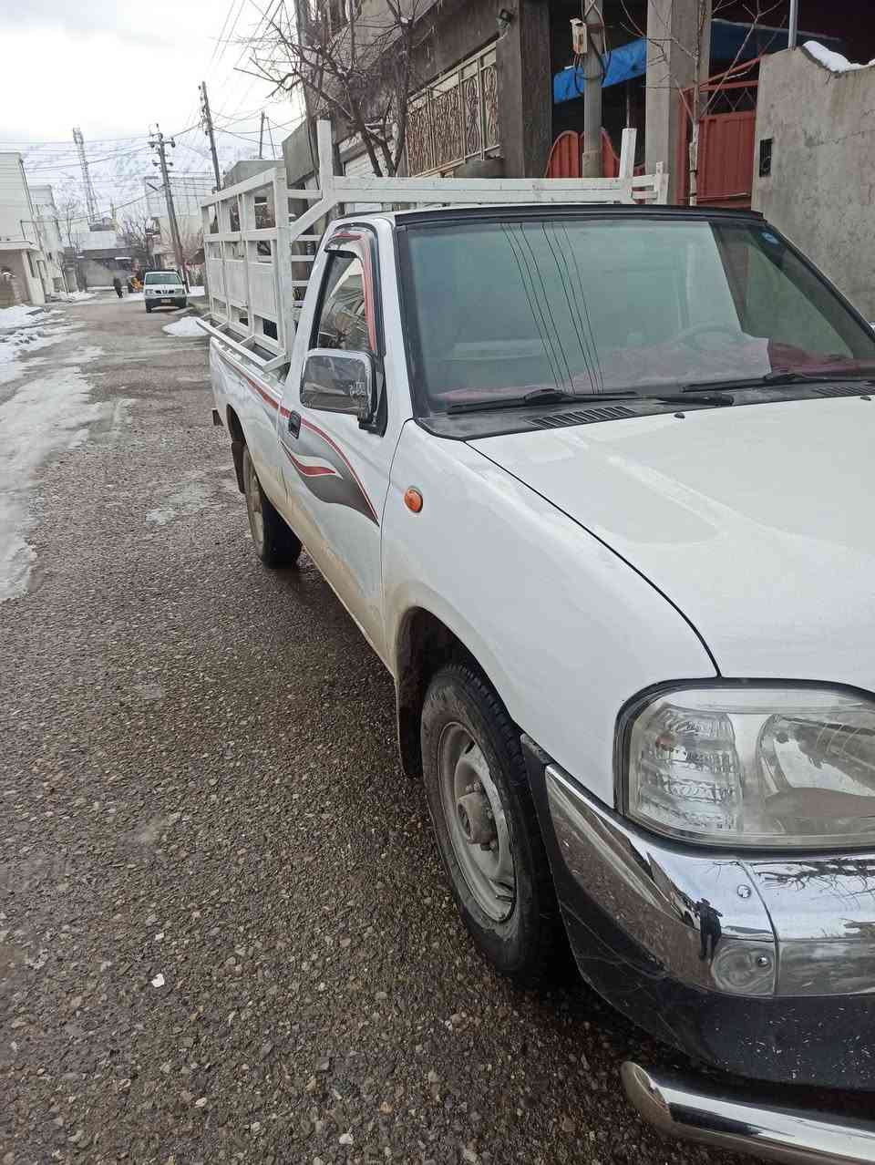 نیسان 2012
تایلەند
بێ بۆیاخ
دوو سێ پەڵە ساردی هەیە
سەیارەکە زۆر جوان و پاک ماوەتەوە
سعری 135 گەڵا و معامەلەیەکی کەم
***********
