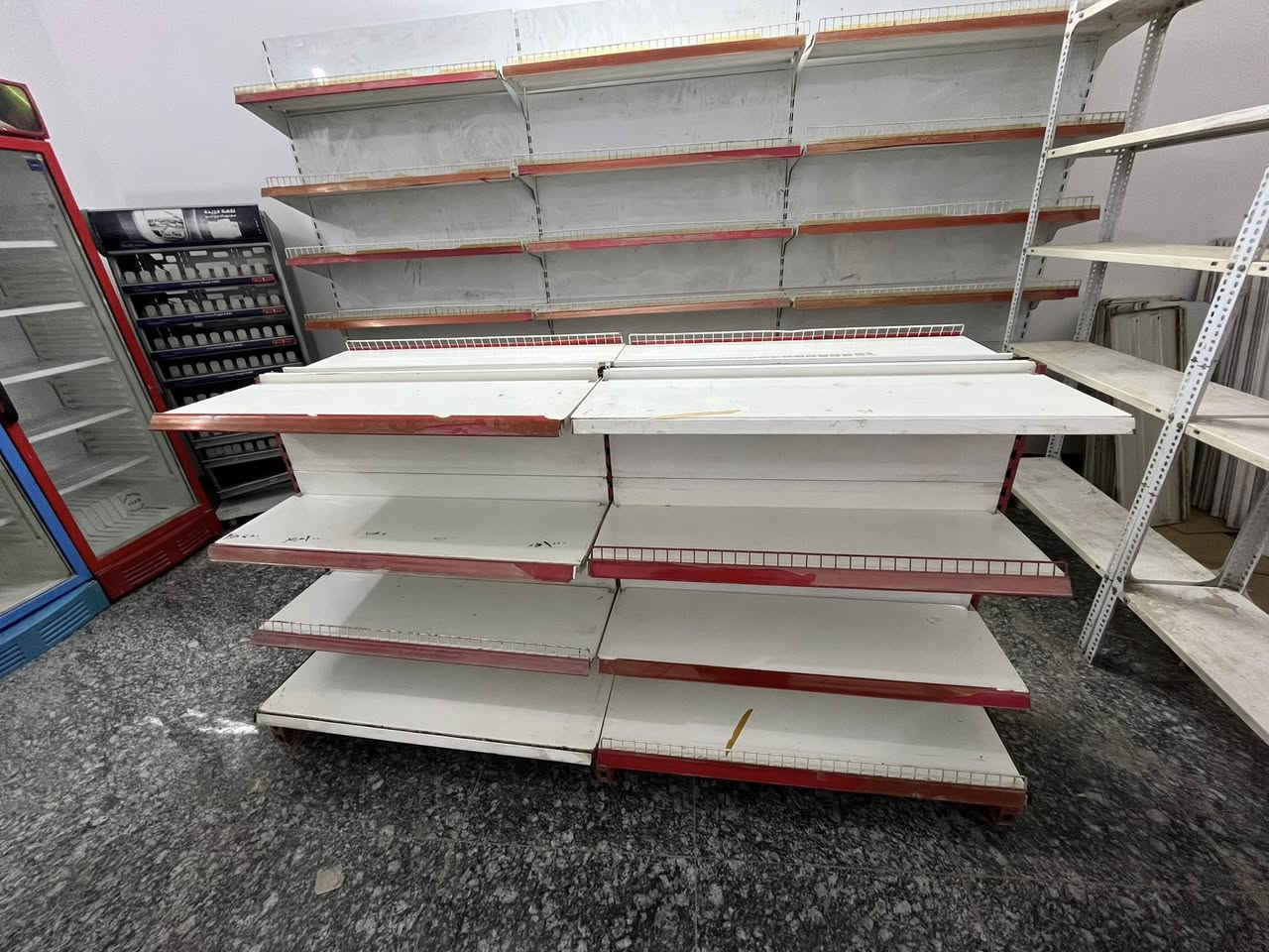 للبيع عارضات
عارضات عامودية تركية ايگور عدد 3
 عارضة افقية ايگور عدد 1
رفوف عامودية متحركة ظهر بليت 5 امتار
رفوف جدارية جسرين تركية 8 امتار
سفينة وسطيه مترين ونص
عارضة جگاير جديده المنيوم عدد 1
دكسنات 5 خانات عدد 2
سلات جبس عدد 3

ملاحظة البيع كامل

المكان بغداد المحمودية حي الموظفين

للتواصل والاستفسار 
***********
