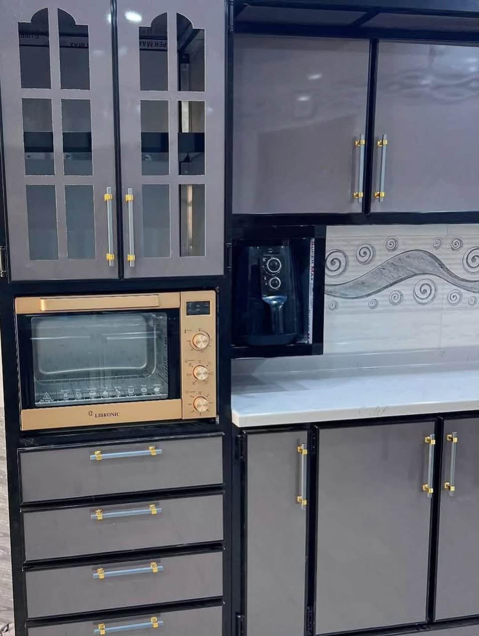 التفاصيل هي ما تصنع الفارق! 🔨 استغلال ذكي للمساحات مع تشطيب 'هاي جلوس' (High Gloss) يعطي لمعة تدوم طويلاً وسهولة في التنظيف. تنفيذنا المتكامل ليناسب احتياجاتكم اليومية. 🏠✨"
 
لانناا نؤمن أن المطبخ هو قلب البيت، صنعناه بدقة تليق بكم وبموديلات مودرن مختلفة 

‎سعر المتر الكاونتر 150 الف
‎سعر المتر المرمر. الصناعي 75 الف
‎سعر المتر المرمر الطبيعي125 الف

‎للاستفسار عن التصميم والتنفيذ، تواصلوا معنا عبر الواتساب 
0770 267 9966

#اكسبلور_فولو #معمل #الجميع #الالمنيوم #تصميم_داخلي كربلاء, العراق
