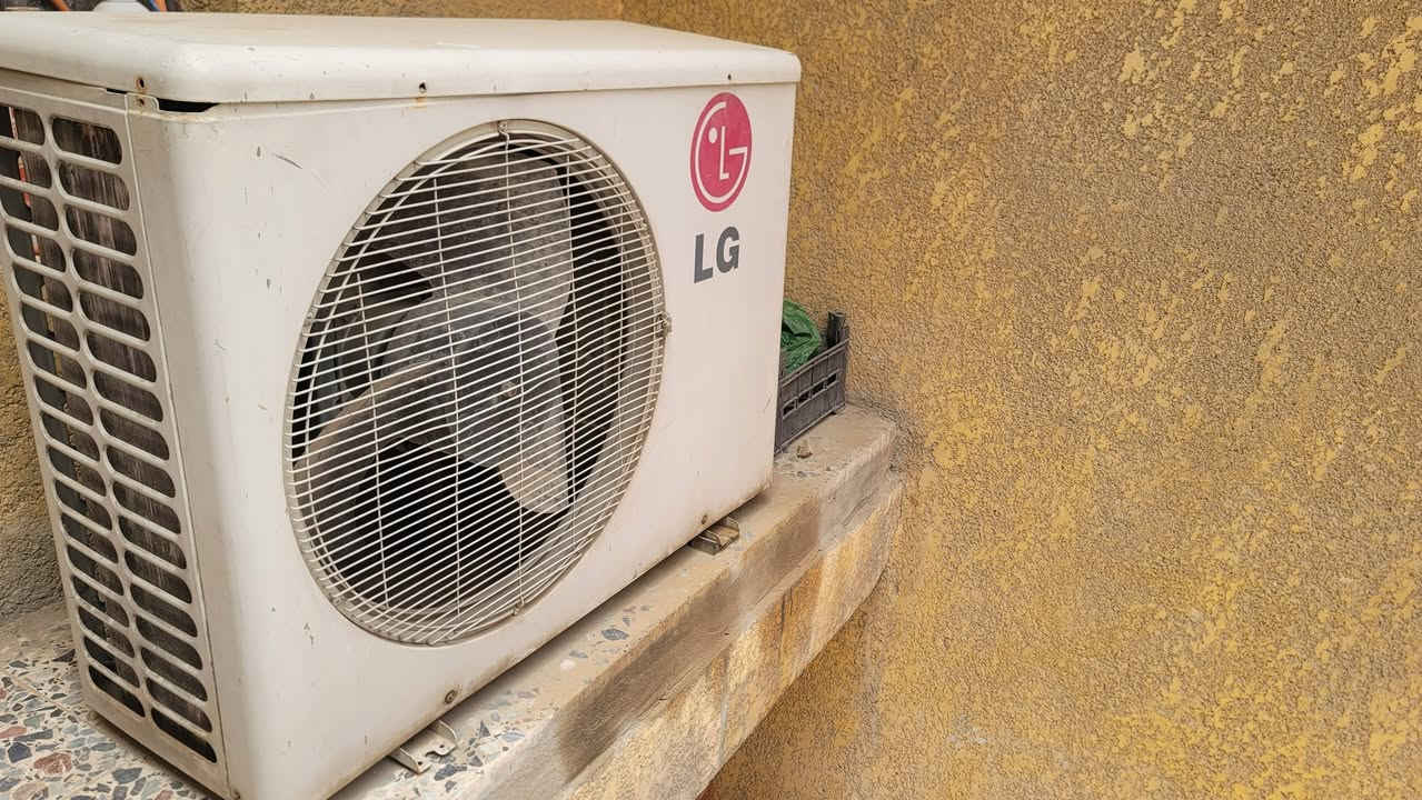 سبلت كنتوري طنين ونص القطعة الداخلية الحافظ شغاله ودفعه قوي 
القطعة الخارجية الجي لاطش الكومبريسر بسبب الكهرباء
غازة كامل ما بي نقص ولا ليك
موجود واتساب ***********
