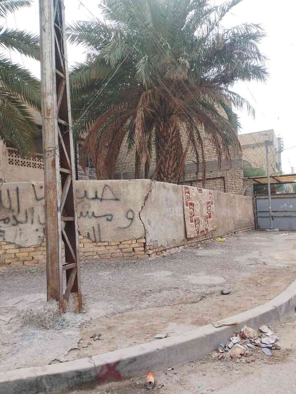 للبيع بيت ركن في حي العامل طابو صرف
♚البيت #ركن 
♚البيت ينسكن بس اني ابيع قطعه 
♚قرب مدرسة الميثاق 
♚قرب صيدليه حي العامل 
♚زقاق 37 
♚الواجه 14متر 
♚النزال 14متر 
♚على شارعين 20متر الى 10متر 
♚خدمات كامله 
♚التفاصيل على رقم الهاتف 
♚موجود واتساب (♤ *********** ♤) محمد
