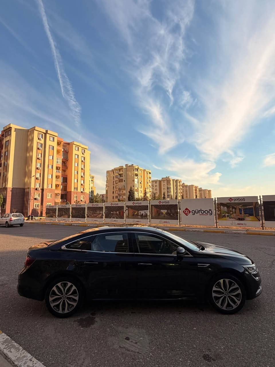 رينو تاليسمان 2018 
مكان سيارة دهوك
مواصفات السيارة فول 
- محرك 4 اسطوانات 16 turbo مرتبط ب ناقل حركة أوتوماتك 
-بصمة تشغيل وابواب ، فتحة سقف بنوراما
-شاشه لعرض الكيلو متر داتا شو - مقود كهربائي 
-هاندبريك كهربائي ، عداد الكتروني ديجيتال متغير
-اريل نفكيتر (GPS) ، اناره الداخليه للدشبول والابواب 5 الوان متغيره 
 - وسائد هوائية عدد 6 -نظام تحديد مسار الطريق  ، 
نظام auto hold نظام auto park -رادار جانبي 
 -مانع انزلاق المكابح - برنامج الثبات الاكتروني 
- تنبيه بصري للسرعة  - نظام تثبيت السرعة(كروز سرعه)
-نظام تحديد السرعة - نافذة خلفية مع خاصية ازالة الجليد 
-مصابيح اماميه زينون. -  مصابيح امامية  LED  
- تكييف اوتوماتيك امامي وخلفي  
- راديو ذو صوت ثلاثي الابعاد نظام توجيه معزز سستم سماعات BOSE
-  حساسات خلفية  واماميه وجانبيه
- قفل ابواب مركزي مع جهاز تحكم عن بعد للاقفال
-  نظام صوتيRadio+ MP3+ USB+ AUX+ Blueto
تفاصيل وتحكمات شاشة السياره
-شاشه حجم كبير -تحكم ب اناره الداخليه 
-تحكم ب تكييف السياره -تحكم ب اناره الداخليه لدشبول وابواب السياره -تحكم بسرعات تدليك المقاعد لاماميه
-تحكم ب وضعيات القياده  تفاصيل مقاعد السياره
 -مقاعد جلد ب  -مقاعد تدليك مساج 
-تحكم المقاعد كهرباء-تدفئه تكييف مقاعد اماميه
-تدفئه مقاعد خلفيه
 السيارة بدون صبغ 
للتواصل : 
***********
‪***********‬ سميل, دهوك
