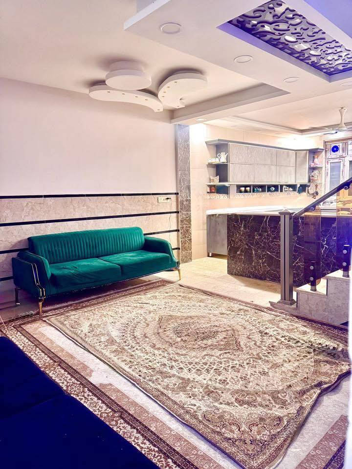 بيت للبيع بحي القادسيه. 

١٠٠م طابقين 
على ساحه 
للأستفسار متوفر. وات ساب 
***********
