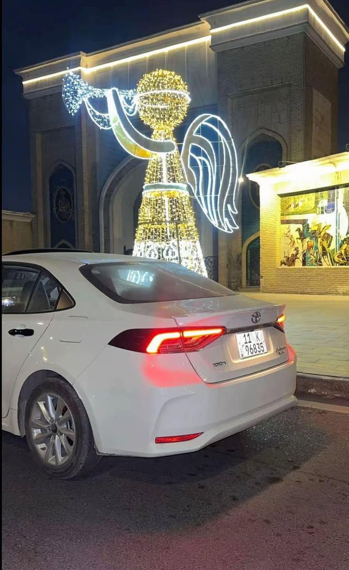 للبيع تويوتا كورولا 2025 هايبرد (فل كامل) - بحالة الوكالة
الوصف:
فرصة مميزة لاقتناء سيارة الاعتمادية والأناقة، تويوتا كورولا 2025 هايبرد (خليجية)، السيارة بحالة ممتازة جداً ومواصفات كاملة.
المواصفات الرئيسية:
 النوع: تويوتا كورولا (Toyota Corolla)
 سنة الصنع: 2025
 الفئة: هايبرد (Hybrid) - فل كامل
 الممشى: 30,000كم فقط
 المصدر: خليجي
أبرز المميزات:
 محرك هايبرد اقتصادي جداً في استهلاك الوقود.
 ناقل حركة E-CVT سلس.
 فتحة سقف.
 شاشة ترفيهية ذكية تدعم Apple CarPlay و Android Auto.
 أنظمة أمان متطورة (حساسات، كاميرا خلفية، مثبت سرعة).
 تشغيل بصمة + دخول ذكي.
 جنوط ألمنيوم بتصميم عصري.
 داخلية نظيفة جداً ومريحة كشن السايق كهرباء بل كامل الجامات اوتو بل كامل 
حالة السيارة:
السيارة بحالة الوكالة، خالية من أي مشاكل ميكانيكية أو كهربائية، صيانة دورية منتظمة. (مكفوله من دعاميه للدعاميه)
السعر المطلوب: [ 155 ورقه ] (قابل للتفاوض بالمعقول)
للتواصل والاستفسار:
يرجى الاتصال أو المراسلة عبر واتساب على الرقم: ***********

