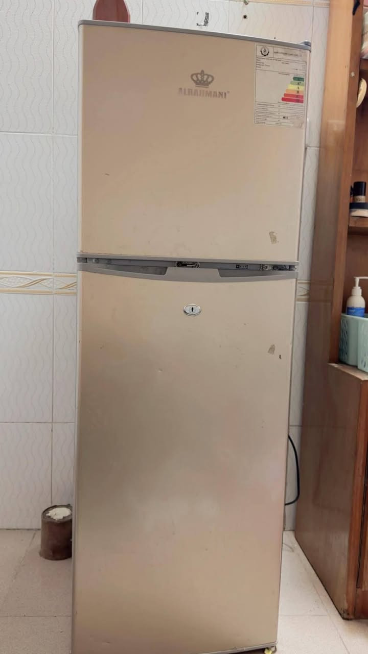 ثلاجه للبيع نظيفه تشتغل وجمد 
السعر ١٥٠ بي مجال 
عنوان فلوجة حيً المعلمين 
*********** رقم الهاتف لشراي
