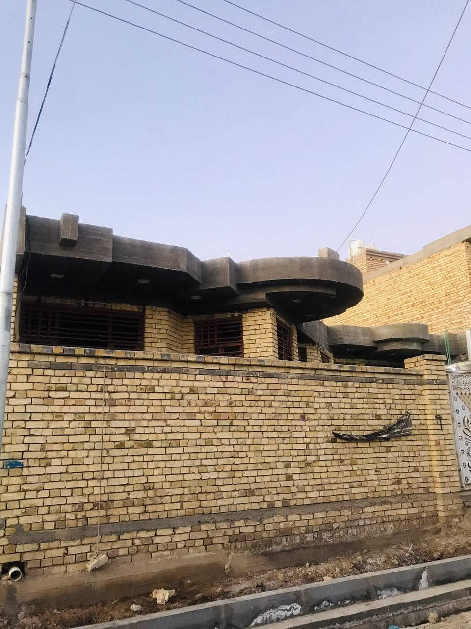 السلام عليكم
بيت مساحة ( م ٢٦٠  ) بناء حديث 
نقصه تطبيك ارضية ولباخ و بيتونه
خارطة مرتبة يتكون من ( استقبال + هول + صالة + مطبخ حار +مطبخ بارد + غرفتين كبار + مناور +مجموعة صحيات داخلية وخارجية +كراج )

🏡 العنوان ( طريق الزائرين قرب فوج الطواريء ، فرع اسواق 
عقيل الكناني الفرع الثالث على اليمين )

 للاستفسار : ***********
