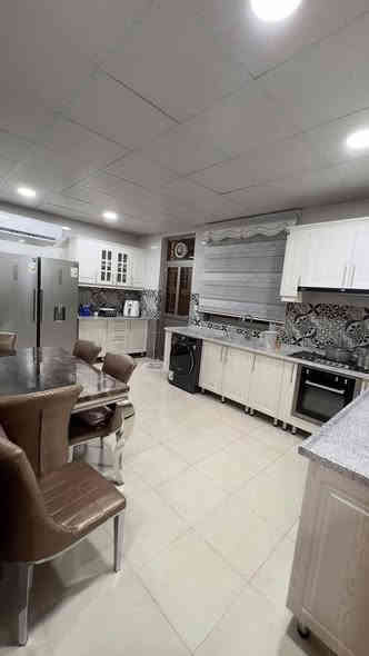 🏠دار للبيع 
مجمع بيتي (الزون الاول)
موقع مميز 
 على حديقة

المساحة 260 م 
3 غرف 
صالة 
استقبال 
مطبخ 
3 مجاميع صحية
گراج وحديقة 

السعر 225 مليون
 
توجد عروض اخرى داخل مجمع بيتي
☎️للاستفسار 

 ***********
***********

📍نستقبل جميع العروض داخل وخارج المجمع
