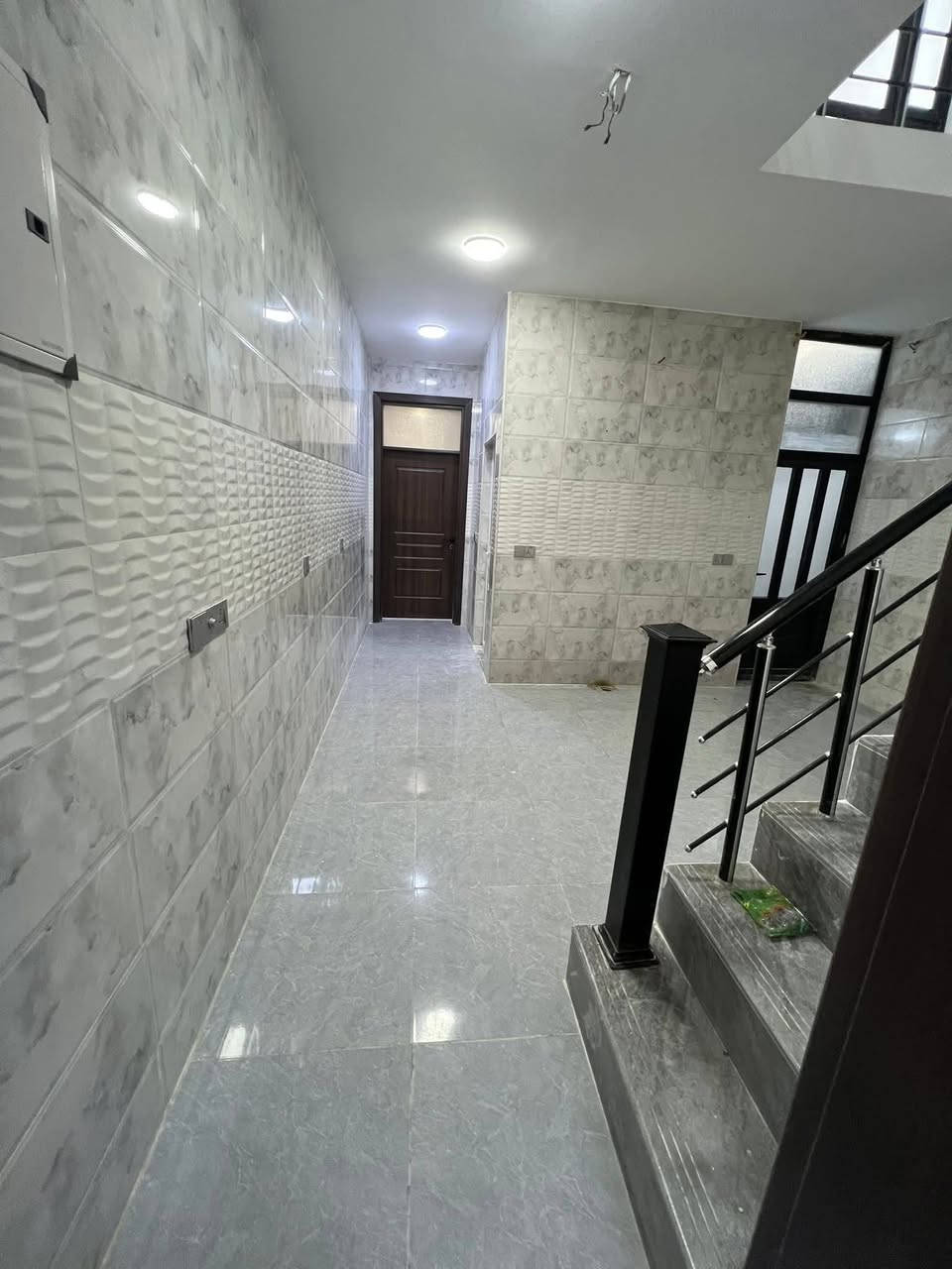 السلام عليكم
🏠#الدارللبيع 80متر واجهيه 5متر نزال 16متر

 طابقين وبيتونه  بناء حديث وتصميم متكامل✨️

 يحتوي البيت. ع[3غرف نوم -استقبال -صحيات عدد2- ومطبخ] البيت شغل درجة اولى✨️

⬅️ مع الخدمات[ماي-كهرباء- تبليط ]✨️

⬅️نوع العقار  طابو زراعي سند 25 اقرار محكمه 

⬅️العنوان #بغداد_الدوره_البوعيثه   
       مجمع العدل الاول 

🔶️السعر جدا مناسب
 
🔴للاستفسار  خاص او الاتصال ع  الرقم 

☎️***********

☎️***********
