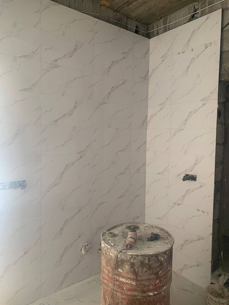 بيت 100  متر طولاني طابقينبناء حديث زراعي واجهة 5. بي نقص ابواب وشبابيك وشتايكر وسقوف يحتوي طابق الارضي كراج استقبال مطبخ حمامات غرفة نوم ومنور والطابق الثاني هول صغير وغرفتين نوم وحمامات موقع البيت منطقة الحمزلي الي يريد السعر يتفضل عالخاص او اتصال بالرقم  *********** 
***********
