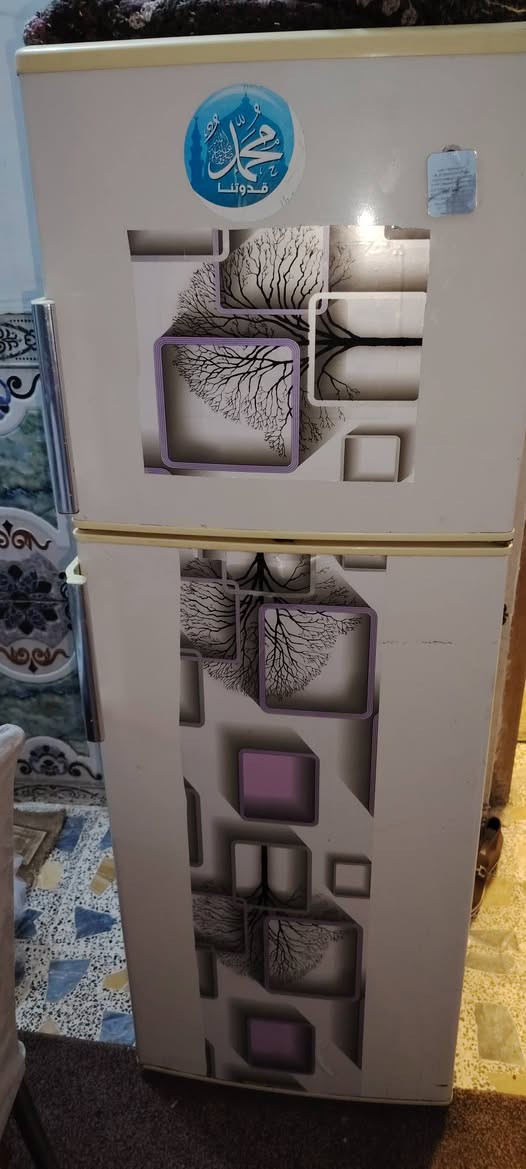 ثلاجه للبيع سعر 125
وبيها مجال المكان اليوسفيه تصال على رقم ***********
