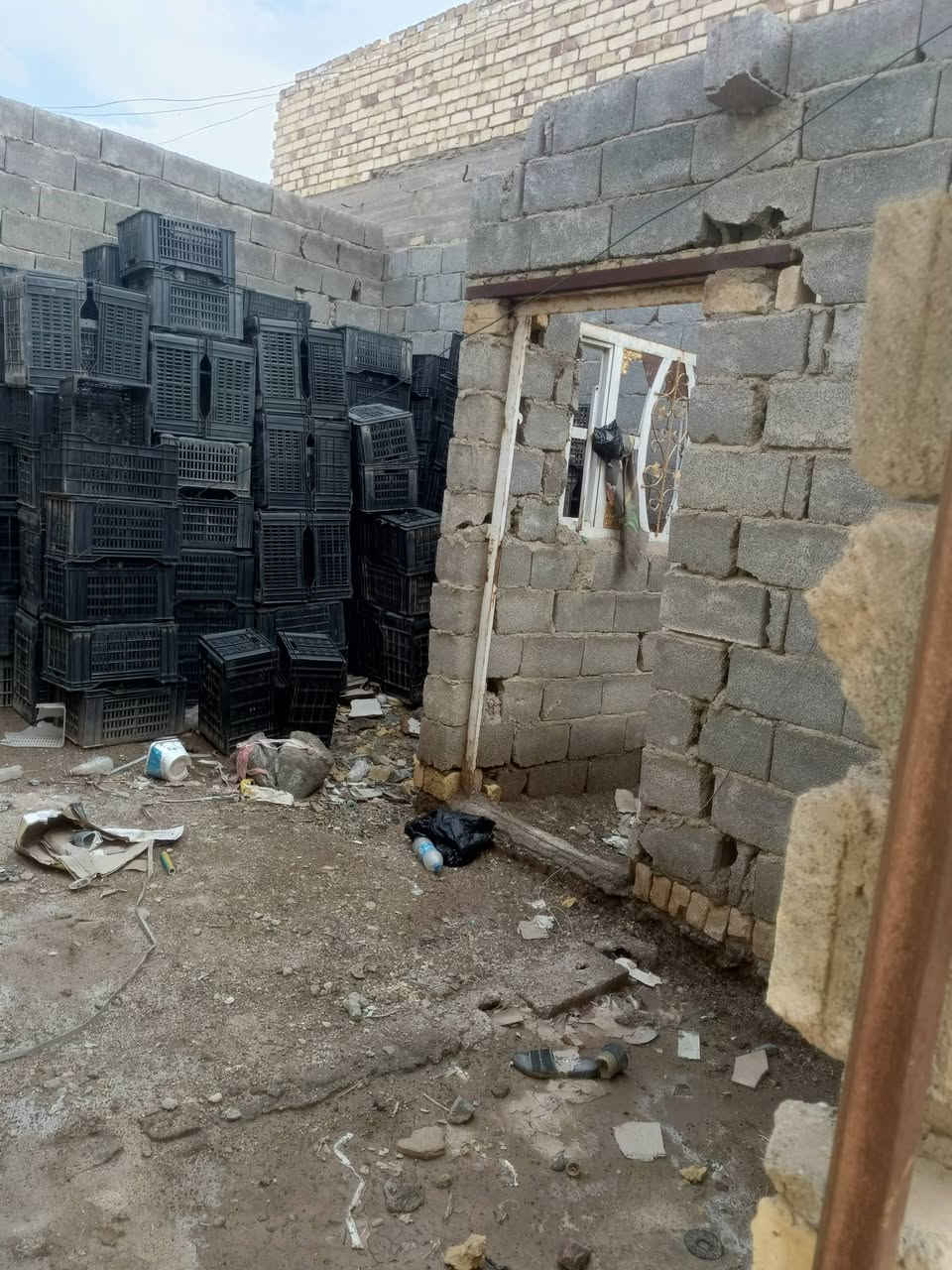 السلام عليكم هيكل للبيع مساحه 100 متر السعر17  وبيه مجال المكان حي الحكيم الوائلي ‏‪***********‬‏
