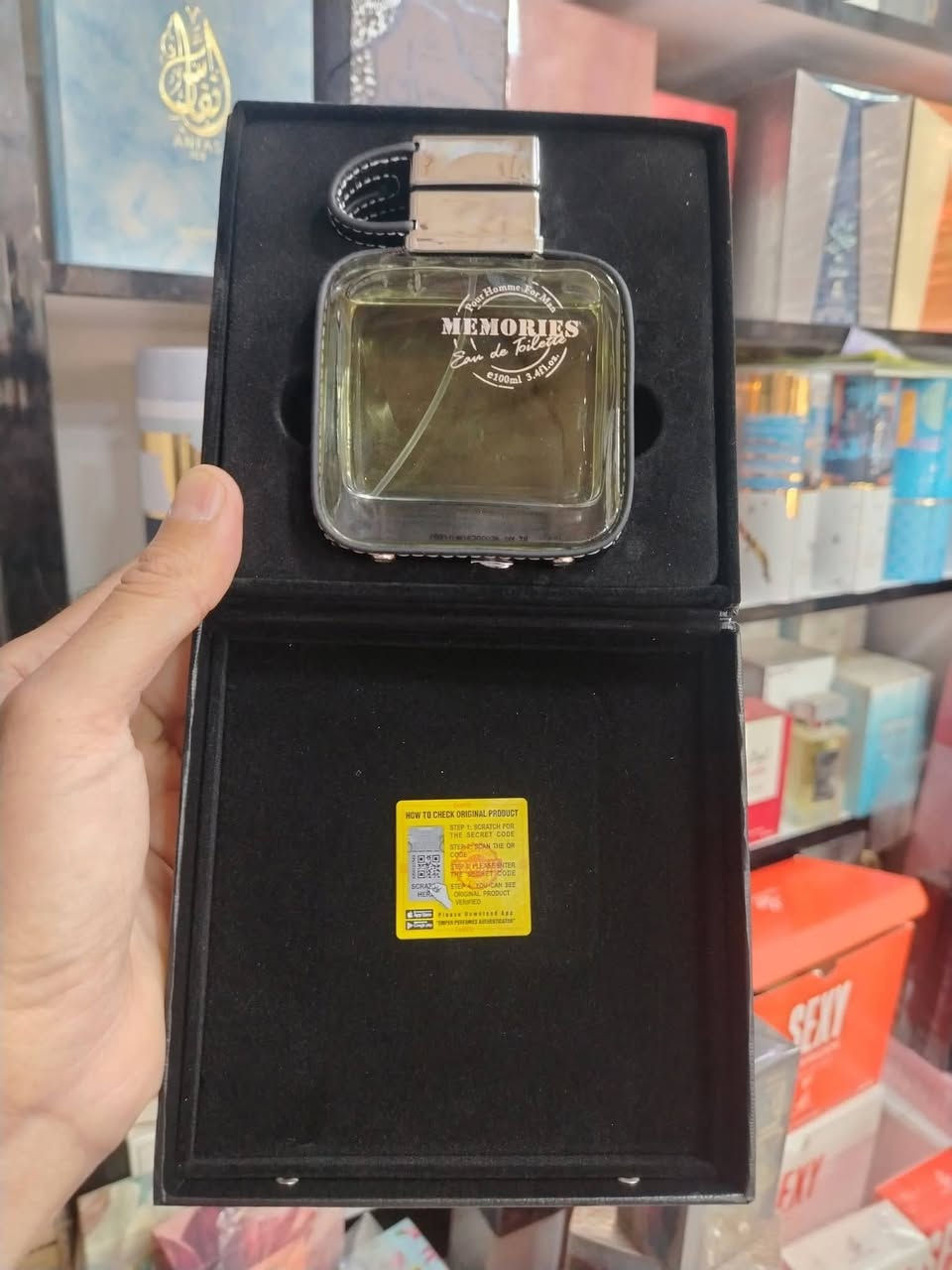 عطر "ميموريس"
عطر اصلي من شركة امبير ١٠٠مل
هذا العطر انيق بكل معنى الكلمة مميز
 المكونات مزيجًا من الروائح الفاكهية (مثل التفاح والكرز الأسود)، والزهرية (مثل زهور البرتقال والورد والياسمين)، والخشبية (مثل خشب الصندل والأرز)، بالإضافة إلى روائح التوابل (كالقرفة والقرنفل) والعنبر والمسك والباتشولي

☎️ للتواصل واتس ***********
🚗 يوجد توصيل لكافة محافظات العراق
#بغداد #بصرة #ناصرية #كربلاء #النجف #كركوك
