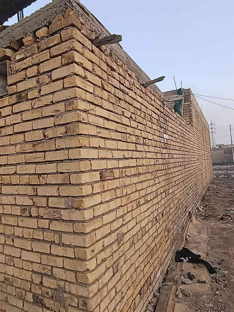 سلام عليكم
بيت زراعي في الصخيين 
نزلت المدارس عل جهت الحولي 
مساحت البيت 150 متر 
يتكون البيت من 
غرفتين نضام سويت 
ودوانيه وصاله وطارمه جبيره وحمام خارجي وعدد المناور 2
ومطبخ تركي مفتوح عل الصاله 
معلومات البنائ 
البناع كله طابوك 
الاساس رباط كونكريت مسلح 
السقف صب كونكريت مسلح 
للاستفسار الاتصال ***********
