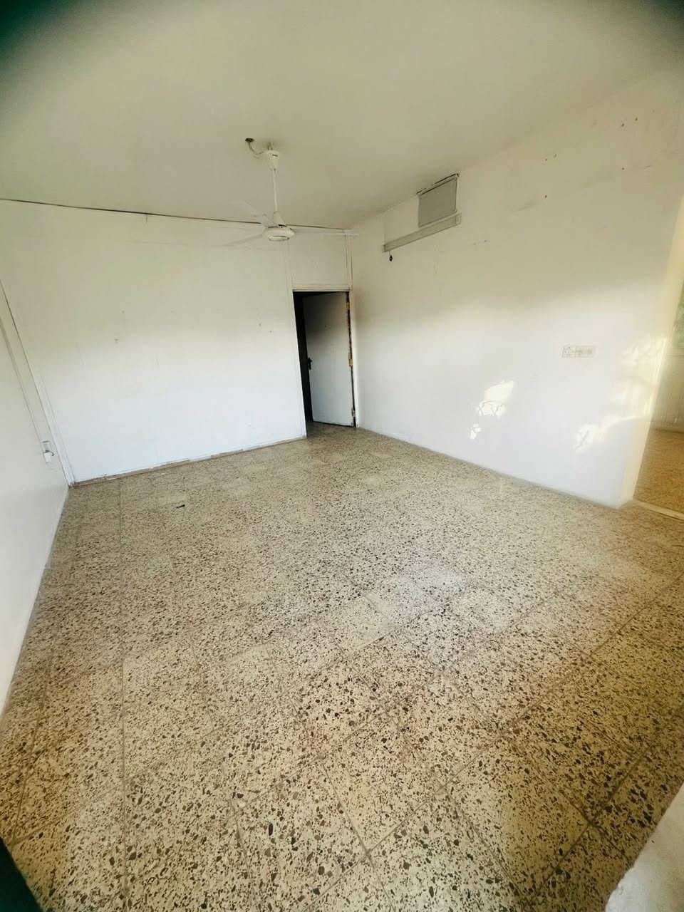 🏠 طابق أول
📐 المساحة: 300 متر

يتكون من:
 • غرفتين نوم
 • صالة
 • مطبخ
 • حولي
 • سطح

💰 بدل الإيجار: 700 ألف دينار

📞 للاستفسار:
***********
***********

📍 أو مراجعة مكتب البيت الملكي للاستثمار العقاري
السيدية – مقابل جامع شاكر عبود
