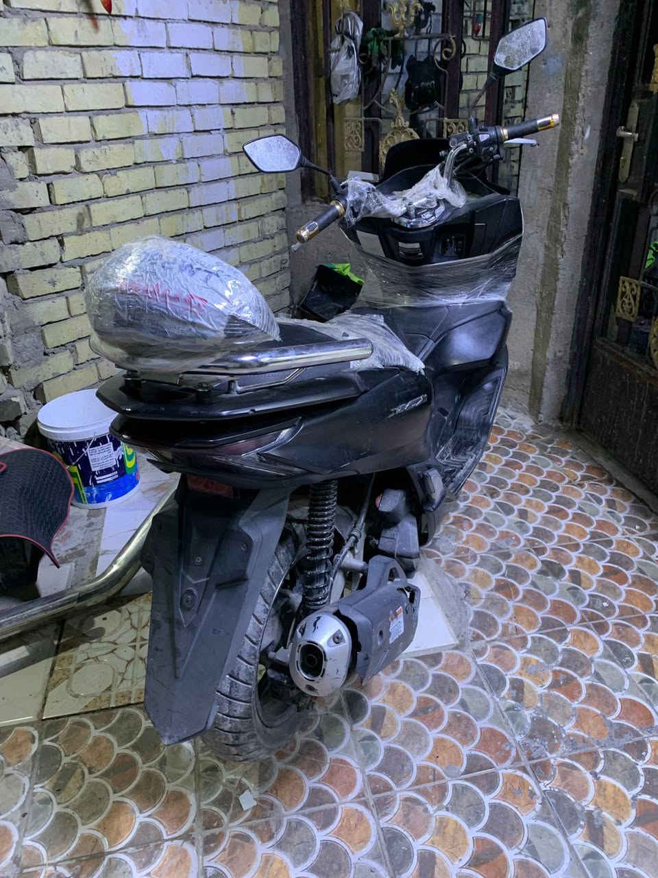 السلام عليكم دراجة للبيع PCX
جيل رابع كوري لون اسود طافي دراجة نظيفة كلش
مكينة مكفولة من فتح ونضوح وتبخير دراجة كاملة 
ماعدة دشبول طافي دخل مي وحترك فقط دشبول 
السعر  14 ونص وبيهه مجال بسيط مكان بغداد بلديات‎0774 641 4644
