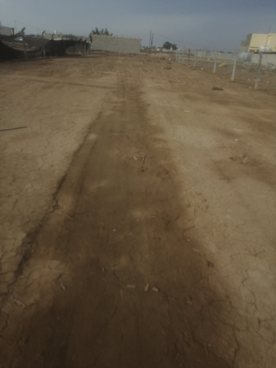 السلام عليكم قطعه أرض زراعي للبيع مساحة ٩٠٠ الواجهه ١٤ والنزال ٦٨ عله شارعين شارع كدامها وشارع وراها عرض الشارع ٧ متر صالحه للسكن اوزراعه او استثمار مثلاً جملون او مزرعه سياحيه او دواجن مي و كهرباء  موجودات تبليط يبعد عنها ١٠٠ متر مكانها بغداد تقاطع النهروان قريب مدرسة الجوادين الابتدائيه قريب التصنيع سعر القطعه٣٣ وبيها مجال رقم الهاتف ***********
