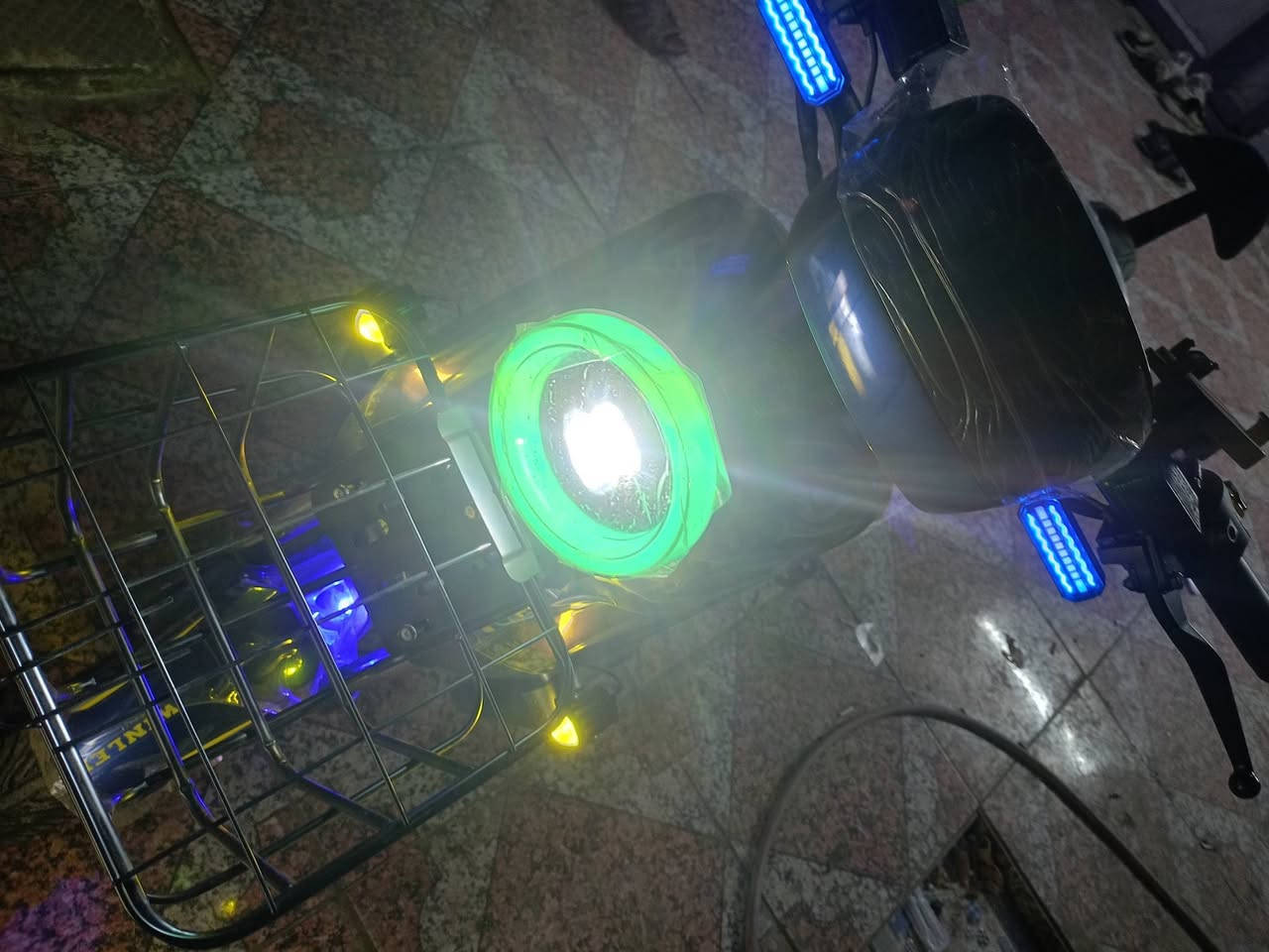 دراجة R9 نظيفة وجديدة ومع كامل الملحقات اي نقص ما بيها 5 بطاريات موديل 2026 كل شي نظافة فول سعر 600 وبيها مجال الدراجة خير من الله 
للتواصل ***********
