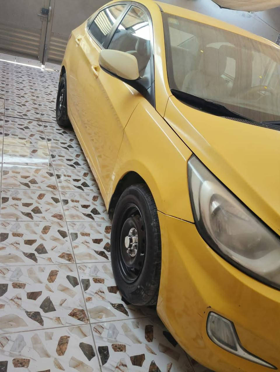 اكسنت خليجي موديل ١٥ بسمي رقم بغداد انكليزي سنويه وهزه جديده مصفره هيئه وغرامات مكينه ١٦٠٠ جاهزه للأخير بيها جاملغ أمامي مبدل بدون دواخل مكينه شرط تخم تاير جديد ب٩٥ وبيها مجال بسيط للتواصل صبغه وحده شرط***********
