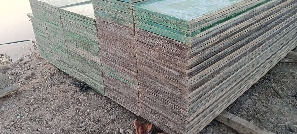 السلام عليكم بلايود جديد دكه وحده 100طبقه مشرحات ع30و 40و50بغداد الحسينيه ***********
