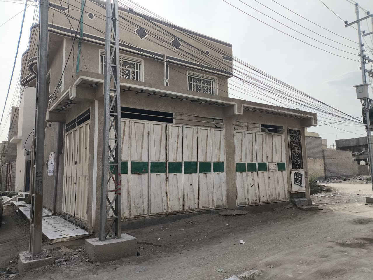 من رخصت الادمن المحترم بيت ركن حي الخلاص خلف السفاره تركيا طابقين واجهه 11 نزال 9 ع حولي مال ابو مهدي المهندس 
100م////***********
