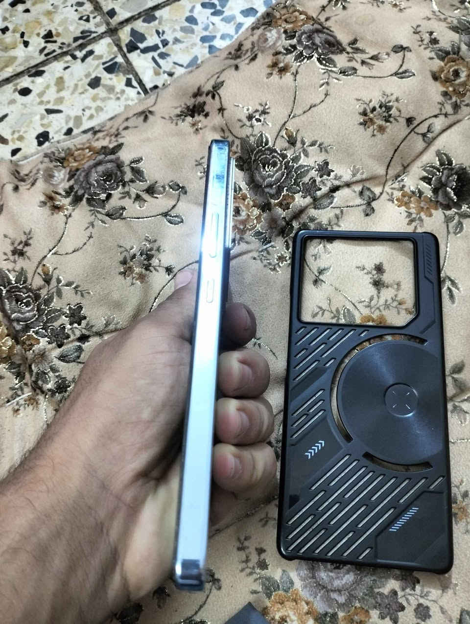 للبيع: وحش الألعاب Infinix GT 20 Pro 5G ⚡
يا الله، للبيع جهاز انفنكس جيتي 20 برو فايف جي (Infinix GT 20 Pro 5G). الجهاز غني عن التعريف، مصمم خصيصاً للألعاب والأداء العالي وبشكل خورافي مع إضاءة الـ RGB الخلفية التفاعلية.
⚙️ المواصفات الخارقة للجهاز:
المعالج: العملاق ميديا تيك Dimensity 8200 Ultimate (4nm) – طيارة بالألعاب وسلاسة مو طبيعية (يدعم فريمات عالية بلعبة ببجي وسلس جداً بدون حماوة).
الشاشة: شاشة عملاقة بمقاس 6.78 إنش AMOLED بمعدل تحديث 144Hz (أسرع وأسلس شاشة بهيج فئة سعرية، الألوان والسطوع تحت الشمس يجنن).
الذاكرة والتخزين: 256 جيجابايت مع رام 12 جيجا (وتكدر توصله لـ 24 جيجا مع الرام الافتراضي) – انسى شي اسمه تعليق أو بطء.
الكاميرا الأساسية: بدقة 108 ميجابكسل مع مثبت بصري (OIS) – تصوير 4K واضح وصافي.
الكاميرا الأمامية (السيلفي): 32 ميجابكسل لصور سيلفي قوية.
البطارية والشحن: بطارية ضخمة 5000 مللي أمبير تدعم الشحن السريع بقدرة 45 واط (يشحن بلمح البصر).
الصوت: سبيكرات ستيريو مزدوجة بتناغم من شركة JBL – صوت مجسم ونقي يفيدك بتحديد الاتجاهات بالألعاب.
📱 حالة الجهاز وملحقاته: الجهاز كامل ملحقات و الجهاز بحالة جدا ممتازة جدا نضيف كارتونة و شاحنه و حافضة و كيبل و كلشي مناقصة الجهاز للبيع فقط السعر  (350)  و بي مجال حك الجية احسب حسابك ماخذ جهاز جديد جدا 
المكان بغداد الغزالية 
الرقم وتساب متواجد و اتصال *********** بغداد, العراق

