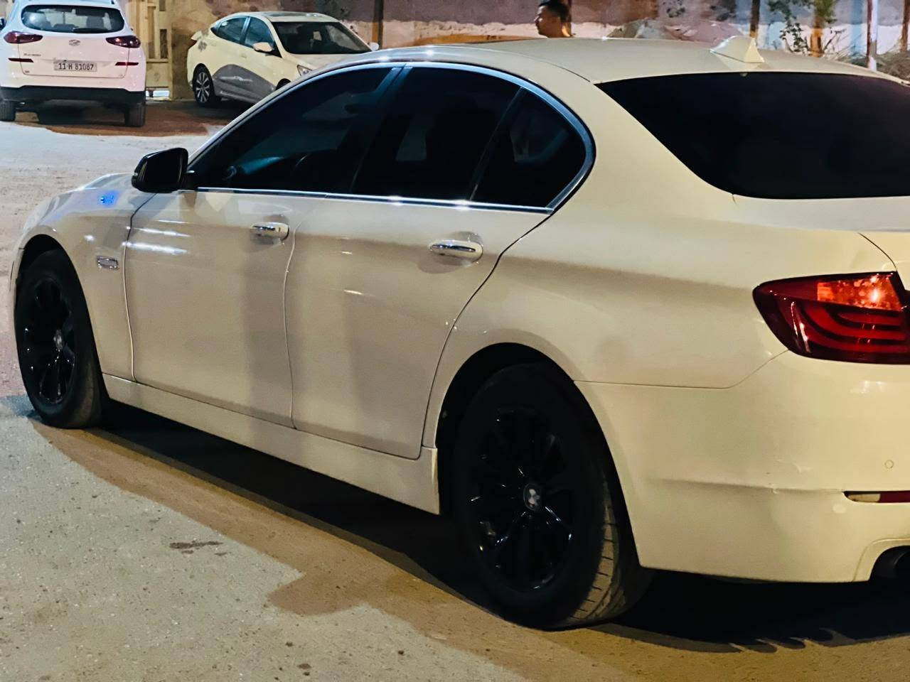 السلام عليكم
BMW 528i توين تيربو

السيارة فول مواصفات على اخر حباية وجديدة مال جناي

    BMW 528i
* السنة: 2014
* الفئة: الفيس لفت (LCI)
* الابواب: 4 أبواب شفط 
* 4: ابواب بصمات
* الدفع: خلفي (RWD)

المحرك

* الكود: N20
* السعة: 2.0 لتر
* 4 سلندر توين تيربو TwinPower Turbo
* حقن مباشر
* نظام Valvetronic وDouble VANOS
* القوة: 241–245 حصان (حسب السوق)
* العزم: 350 نيوتن.متر
* تيربو Twin-Scroll
* نظام Start/Stop.  

ناقل الحركة

* أوتوماتيك 8 سرعات ZF Steptronic
* تبديل يدوي (+/-)
* أوضاع القيادة:
    * ECO PRO
    * Comfort
    * Sport
    * Sport+ (حسب التجهيز).  

* سعة خزان الوقود: 70 لتر

* مصابيح LED أو زينون حسب الفئة
* LED نهارية (Angel Eyes)
* حساسات أمامية وخلفية
* كاميرا خلفية (اختياري)
* فتحة سقف كهربائية
* مرايا كهربائية مع طي
* إضاءة ترحيبية بالمقابض (حسب التجهيز)

* شاشة iDrive كبيرة
* نظام ملاحة GPS
* بلوتوث
* USB وAUX
* تحكم من المقود
* مثبت سرعة
* تشغيل بزر Start/Stop (بصمة)
* تكييف أوتوماتيك ثنائي المناطق
* مقاعد جلد كهربائية مع ذاكرة
* إضاءة داخلية Ambient Light

* ABS
* ESP
* Traction Control
* Hill Start Assist
* Brake Assist
* TPMS مراقبة ضغط الإطارات
* ISOFIX لمقاعد الأطفال

* تعليق مستقل أمامي وخلفي
* توجيه كهربائي
رقم بغداد مكان السيارة كذلك بغداد 

بيها ضربة خفيفة بالجامغ الخلفي وراجع نفسة ضرر بسيط جداً 

السعر: 170 بيها مجال بسيط 
 رقم الهاتف ‭ ***********
