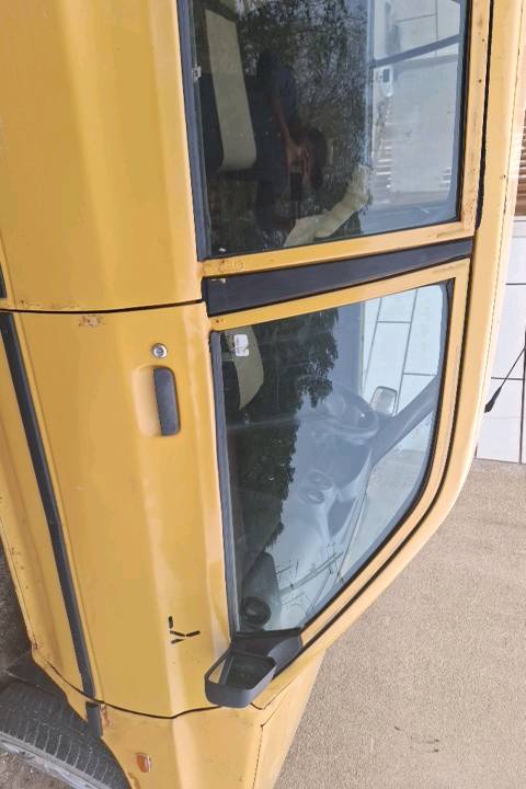 سايبه مديل ١٢ سنويه ما منتهيه مكينه وكير كارتون ما شا الله كهربايات كلها شقاله عدادا حماوه بانزين رون سرعه كله شقال تحويل ثاني يوم باتري جدي تخم تاير جام كله شقال ساره جاهزه كبل شقل تكسي وسعر جدن مناسب 