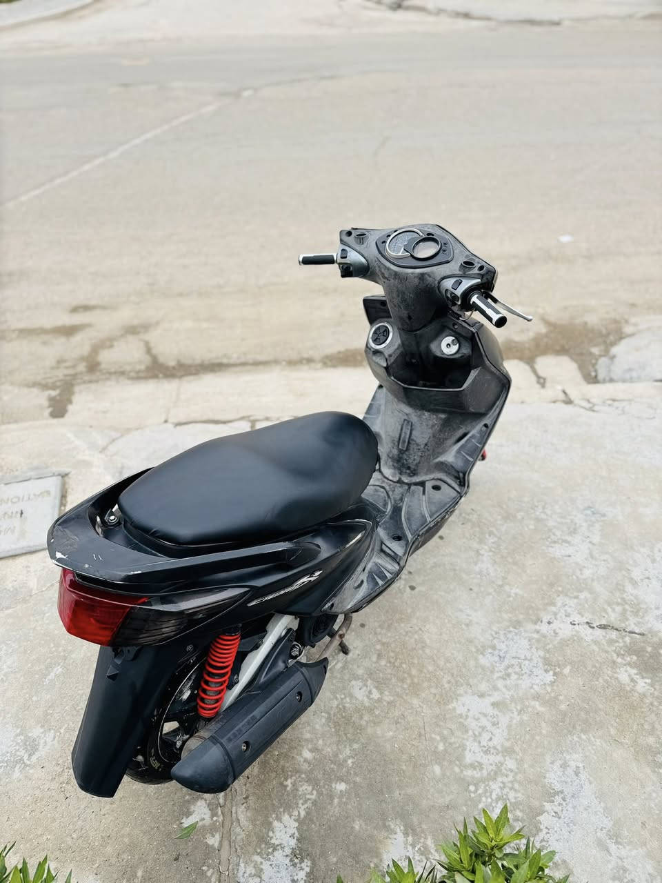 السلام عليكم دراجه سكنس فحل كابريتر الدراجه بلادي كفرات ختم واحد كهرباياتها كلها شغاله الدشبول شغال تخم تايرات بيها اكلاجات امامي خلفي رياضي الدراجه ما بيها نقص اوراق موجوده  السعر ٦٥٠ وبيها مجال مكاني دوره شارع ٦٠ رقمي ***********
