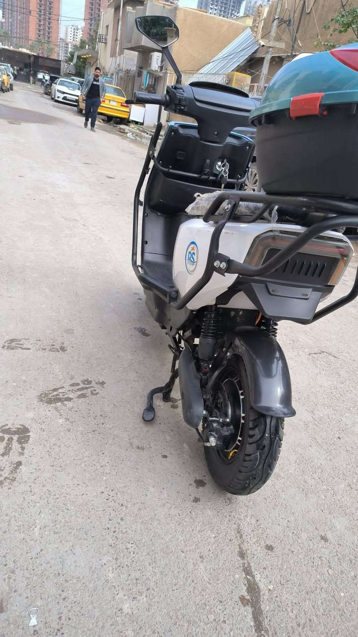 السلام عليكم دراجه شحن جديدة  بريكات هيدروليك خلفي امامي  صاروخ بل مشي  7بطاريات دراجه حلوه و ناعمه بل مشي  و تمشيك بل شحنه الوحده 50كيلو متر    السعر 650
 و بيه مجال  مكاني بغداد المنصور او ساحة إلقاء استفار. *********** ‬‏بي واتساب ///
