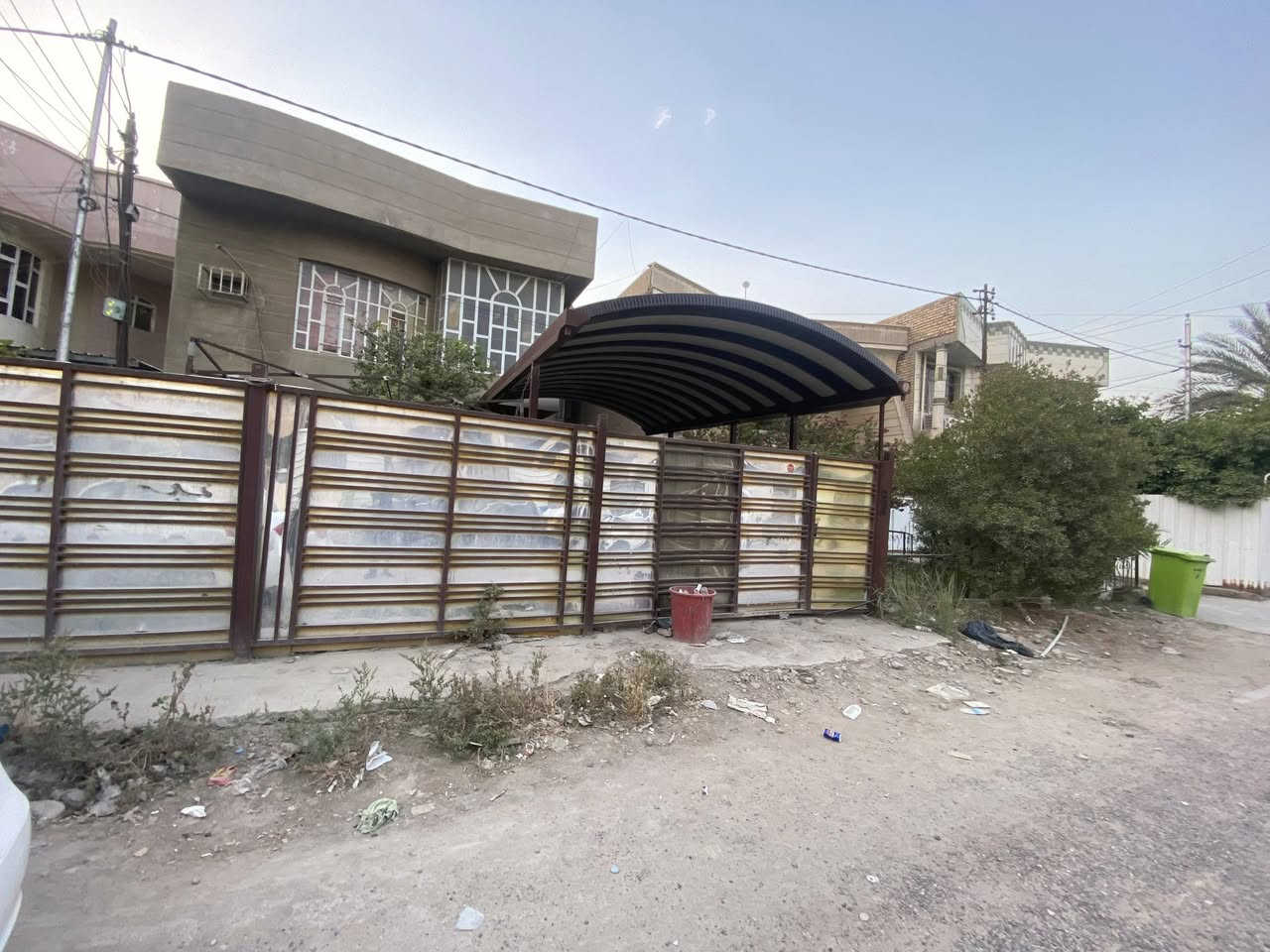 السلام عليكم دار للبيع المساحه 150 متر واجه 10 نزال 15 يحتوي على ثلاث غرف نوم واربع حمامات واستقبال ومطبخ وكراج كبير العنوان بغداد -العامريه- قرب ملجا العامريه للاستفسار الاتصال بالرقم *********** او مراجعة مكتب المدينه للعقار في العامريه شارع المضيف قرب جامع ملوكي
