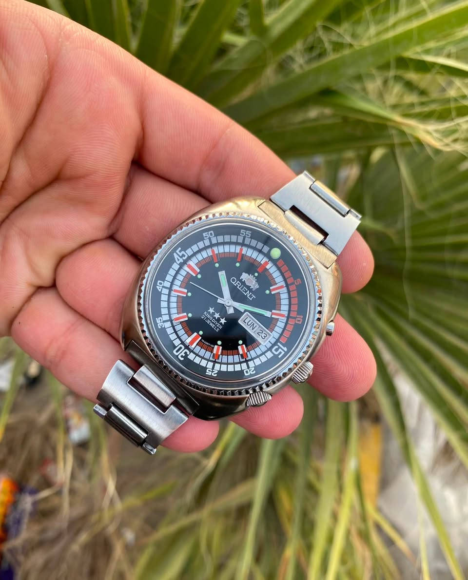 ORIENT KING DIVER 21 JEWELS
#اورينت گنك ديڤل من اجمل إنتاجات السبعينات 
مع لون مميز وناد

نسبة النضافة 100.99

تعمل كالجديد 
▪️ العلامة التجارية: ORIENT
▪️ الموديل: King Diver
▪️ رقم المرجع (Reference): TG6207 02
▪️ رقم الهيكل (Case No.):6469621-7A
▪️ الحركة: Orient Cal. 46967 أوتوماتيكية
▪️ عدد الجواهر: 21 Jewels
▪️ سنة الصنع: أواخر السبعينيات – أوائل الثمانينيات (1978–1982 تقريباً)
▪️ القطر:44 مم (بدون التاج)
▪️ طوق داخلي متحرك 
▪️ الهيكل والسوار: ستانلس ستيل أصلي
▪️ الوظائف: عرض اليوم والتاريخ 

يوجد توصيل 🚚 

واتساب ***********
