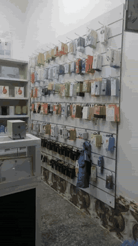 للبيع رفوف المنيوم متانه قويه مقطعات مناسبه للاستخدام المكتبي او محل اجهزه الكترونيه مستخدم قليل 

للاستفسار ***********
