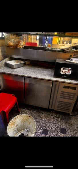 براد بيتزا عدد 2 وخلاط للبيع ***********
