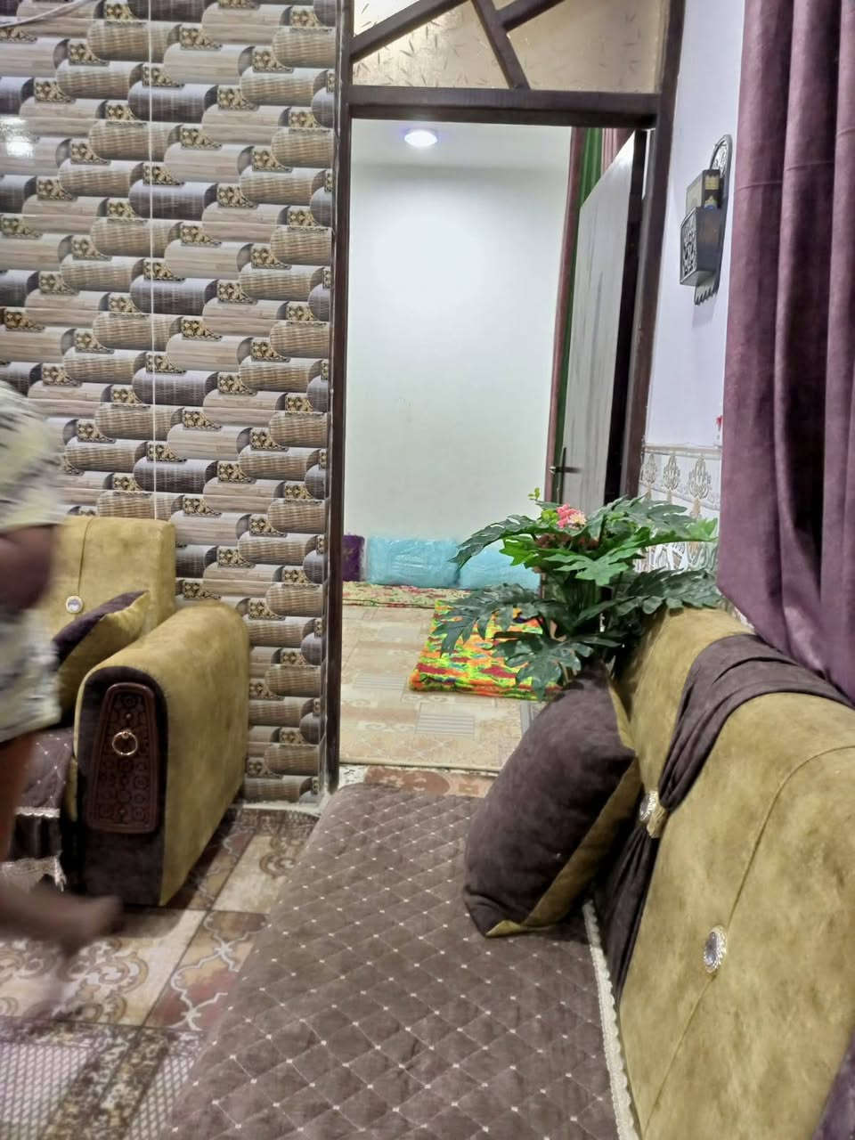 السلام عليكم
دار للبيع مساحة ٢٠٠م طابو سند ٢٥ بناء طابوق طابقين 
كامل 📍يحتوي الدار على درج داخي ودرج خارجي 
 خدمات ماء كهرباء تبليط 
السعر =(٨٥)بيه مجال بسيط 
الموقع //بغداد جسر ديالى الجديد الكرغولية خلف البانزين خانة قريب للشارع العام 
للاستفسار اكثر اتصل ‏‪***********‬‏
