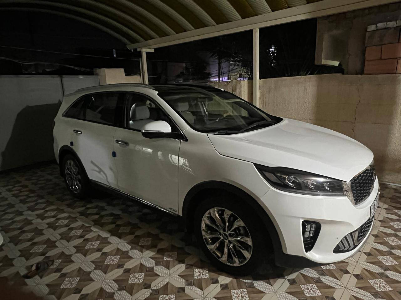 سلام عليكم للبيع كيا سورنتو 2020رقم بغداد مكفوله كفاله عامه ضمان شركه الدوليه فول مواصفات 1/1
ماشيه 62
المواصفات 
بانوراما 
بصمه 
سبعه راكب 
محرك سته سلندر 
شاشه كبيره 
5 كامرات دواره 
مانع الانزلاق
مري شفط 
دفع رباعي 
اربع انضمه قياده 
صندوق كهربائي
كشنات تدفئه + تبريد+كهرباء 
ثلاث قطع تبريد 
بردات خلفيه 
السعر 288 وبيه مجال بسيط 
المكان ديالى بعقوبه 
الرقم ***********
